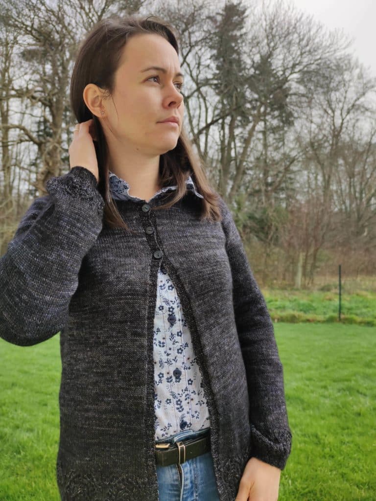 Cynara, patron de gilet pour femme au tricot ! - Patron de gilet raglan au tricot pour femme - Maloraé Designs