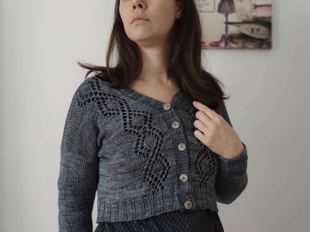 Motacilla, gilet au tricot pour femme - Patron de tricot - Dentelle - Maloraé Designs