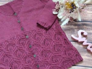 Knautia, un gilet tricoté en dentelle et torsades