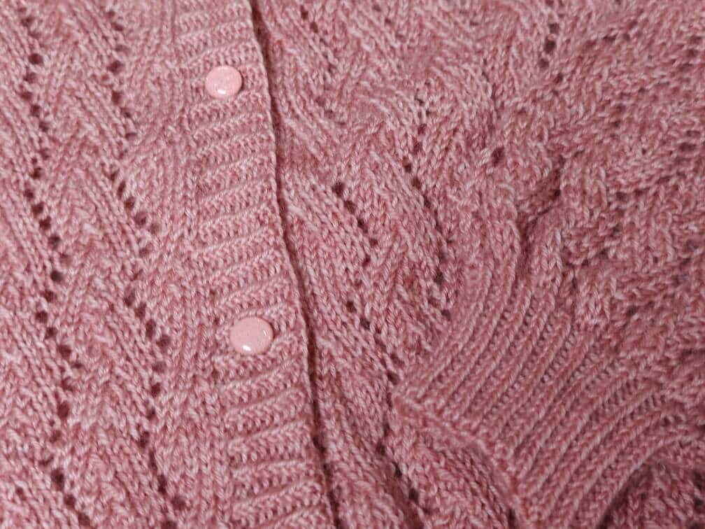 Alibiza - Gilet en dentelle au tricot - Zoom sur les boutons de bottines de Lise Tailor