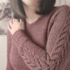 Maloraé Designs - Watsonia - zoom sur la dentelle des manches de ce pull raglan au tricot pour femme