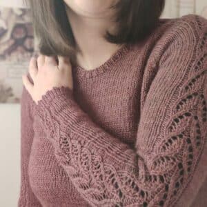 Maloraé Designs - Watsonia - zoom sur la dentelle des manches de ce pull raglan au tricot pour femme