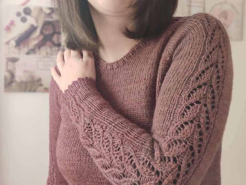 Maloraé Designs - Watsonia - zoom sur la dentelle des manches de ce pull raglan au tricot pour femme