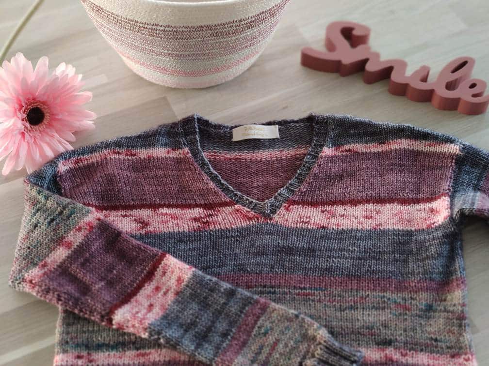 Polygonia - Pull au tricot col V, accessible aux débutants- Maloraé Designs