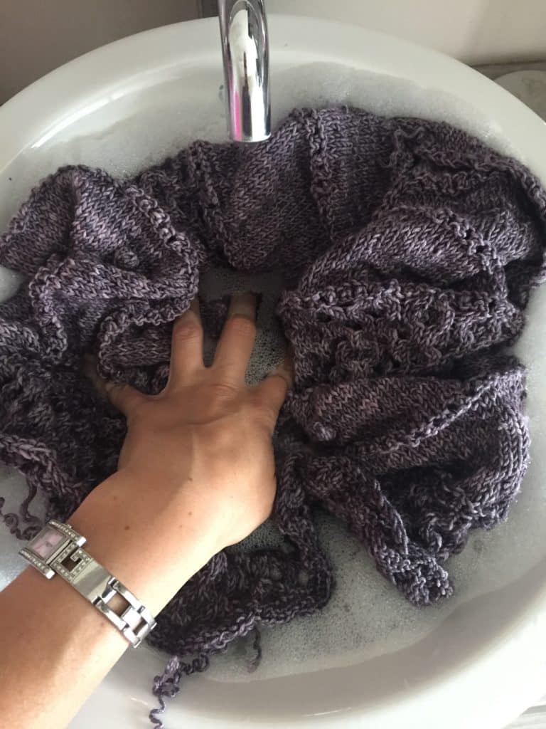 Comment et pourquoi bloquer son projet tricot? - Maloraé Designs