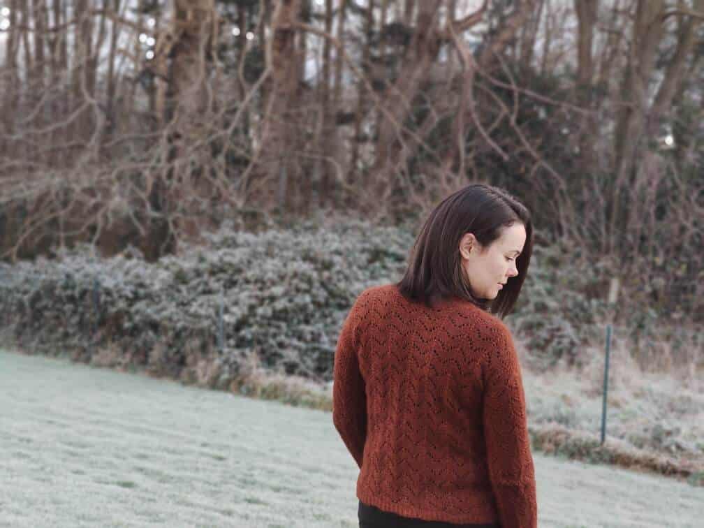 Pull Akebia - Pull femme en dentelle - Modèle au tricot - Maloraé Designs