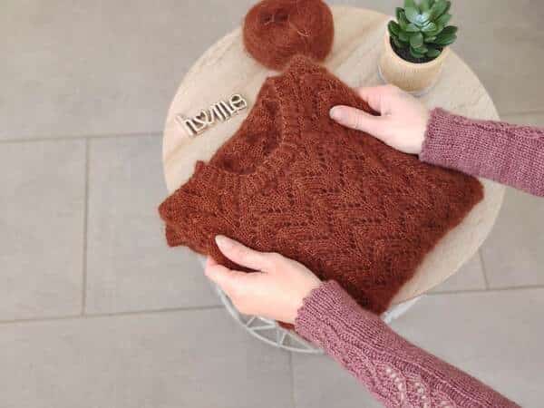 Pull Akebia - Pull femme en dentelle - Modèle au tricot - Maloraé Designs
