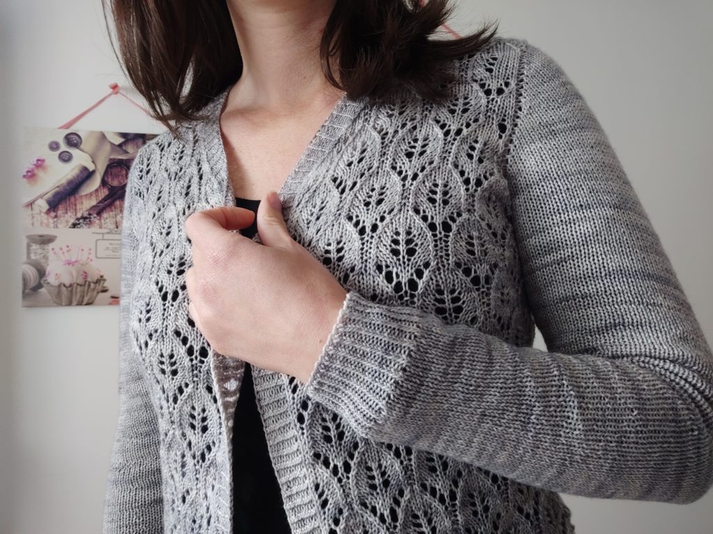 Orlaya - gilet col V pour femme au tricot - Maloraé Designs