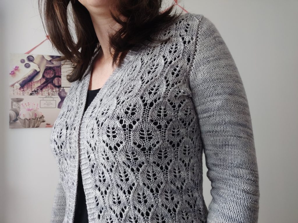 Orlaya - gilet printanier col V pour femme au tricot - Maloraé Designs