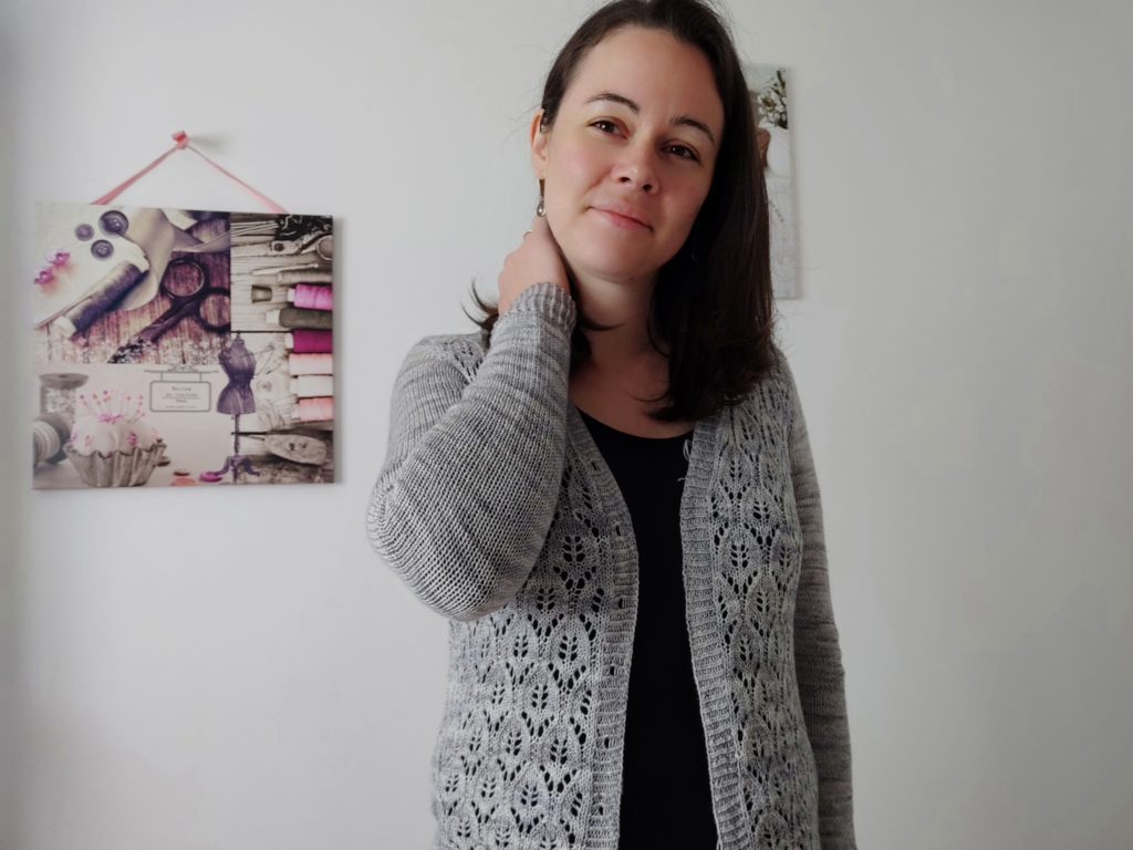 Orlaya - gilet col V  pour femme au tricot - Maloraé Designs