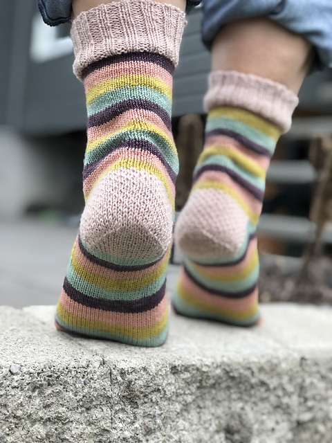 Bas Louisette - Chaussettes au tricot - Patron gratuit -Maloraé Designs