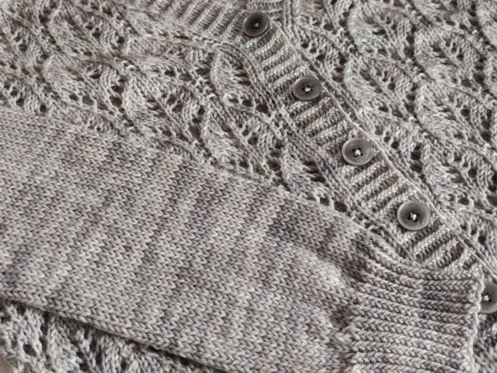 Orlaya - gilet col V pour femme au tricot - Maloraé Designs