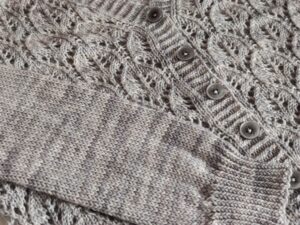 Orlaya - gilet col V pour femme au tricot - Maloraé Designs