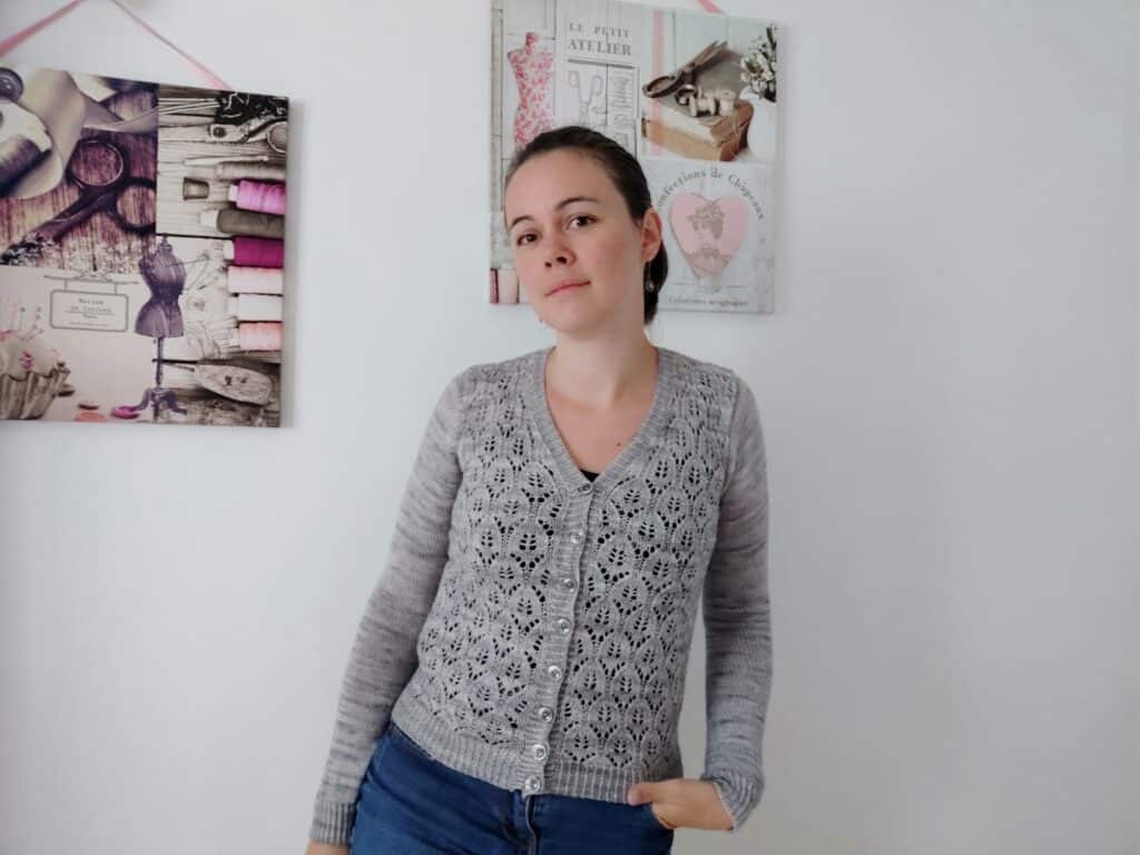 Orlaya - gilet col V pour femme au tricot - Maloraé Designs