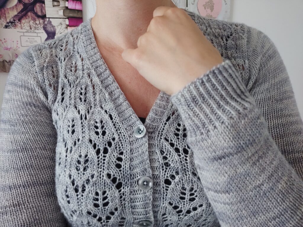 Orlaya - gilet col V pour femme au tricot - Maloraé Designs
