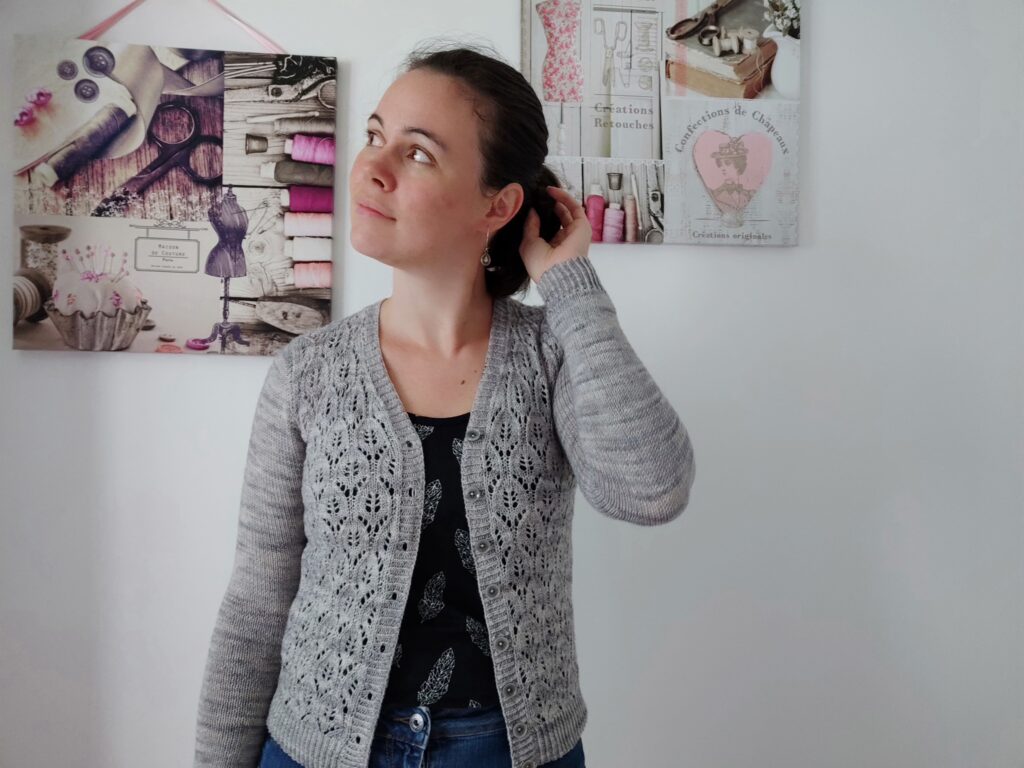 Orlaya - gilet col V pour femme au tricot - Maloraé Designs