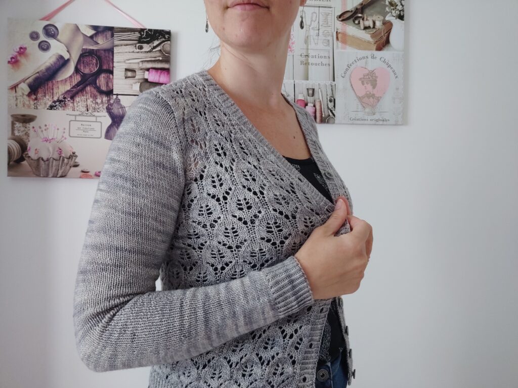 Orlaya - gilet col V pour femme au tricot - Maloraé Designs