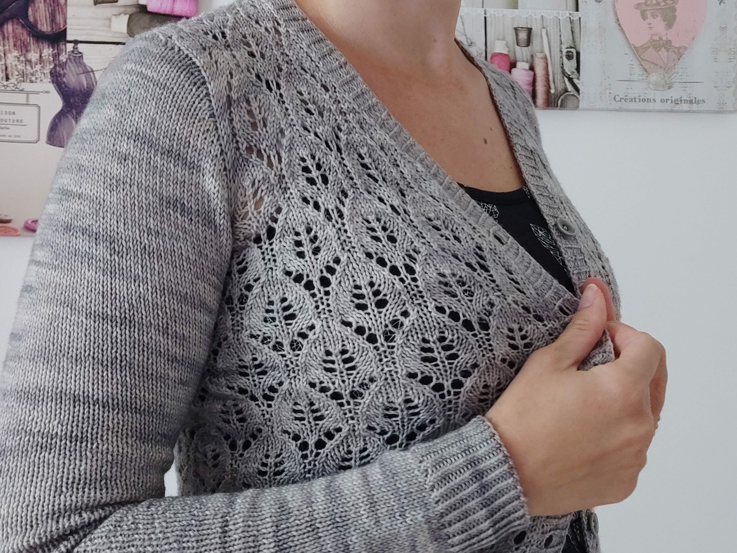 Orlaya - gilet col V pour femme au tricot - Maloraé Designs