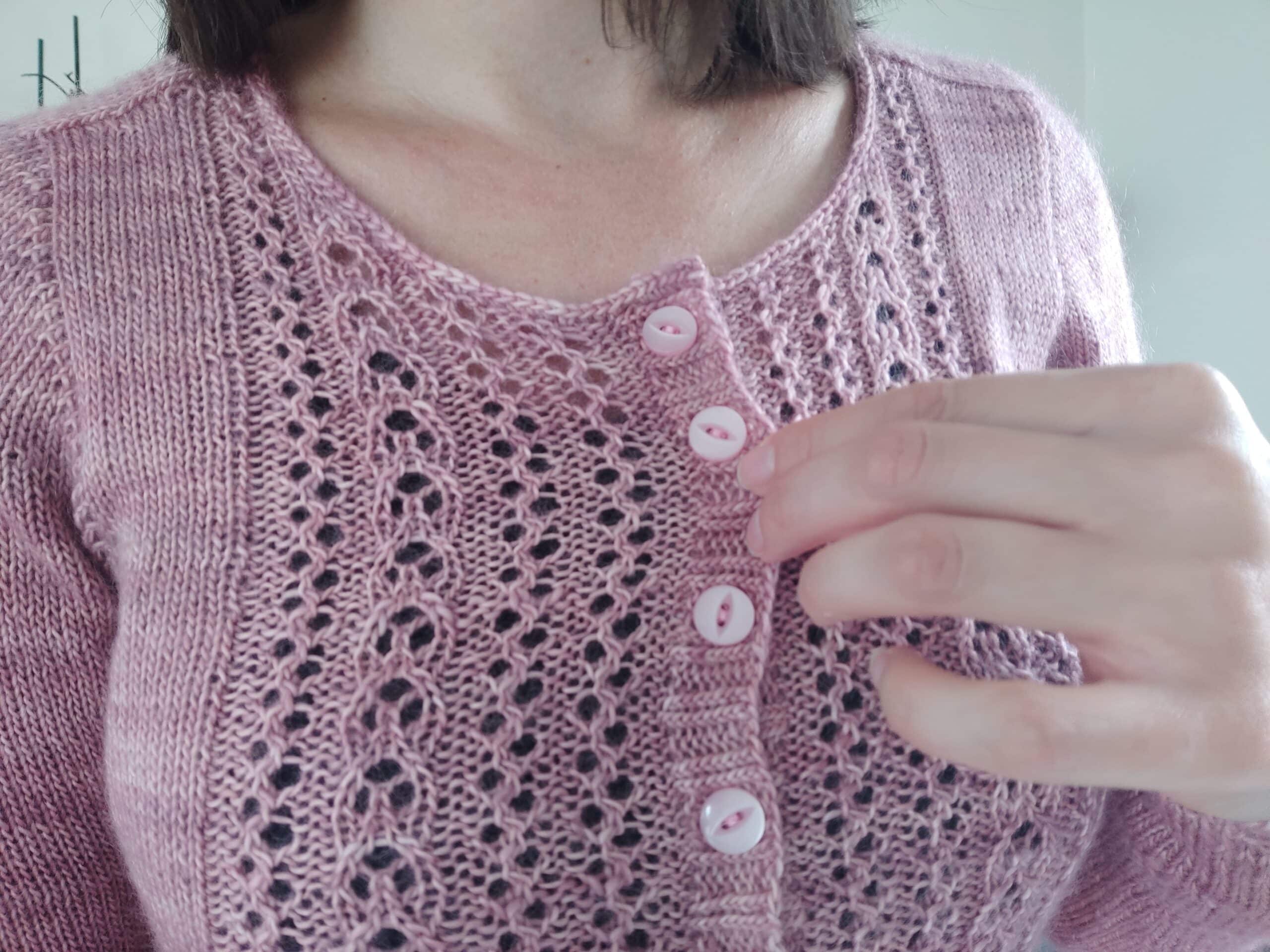Nahéma - Gilet ajouré au tricot pour femme- Maloraé Designs