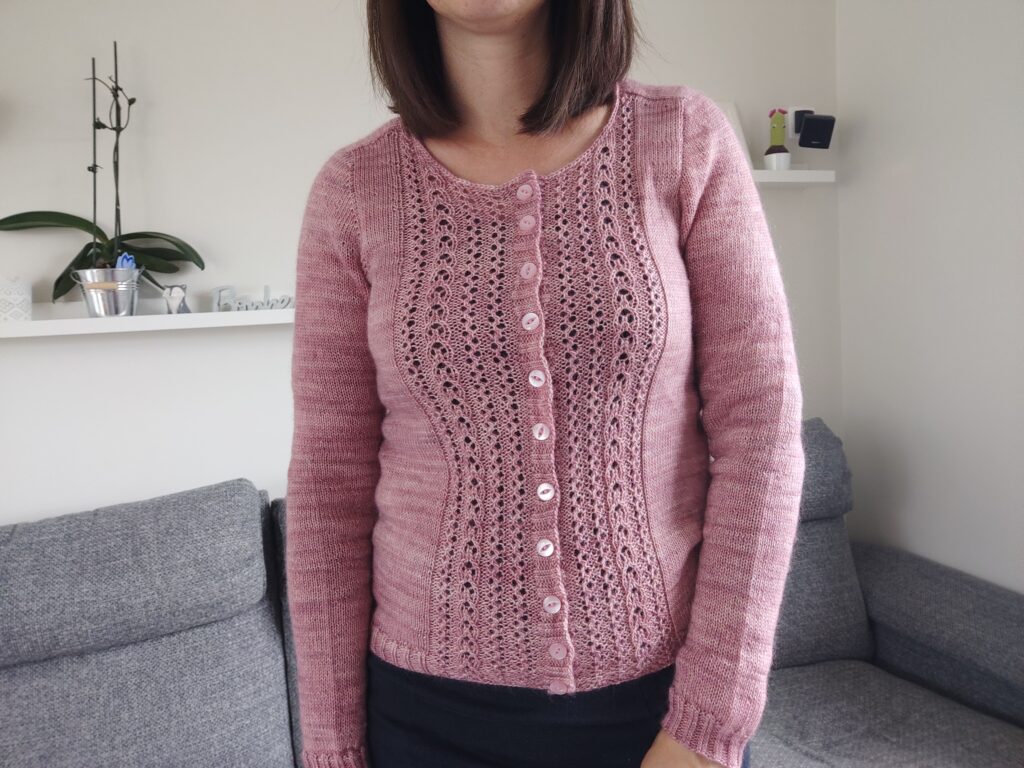 Nahéma - Gilet ajouré au tricot pour femme- Maloraé Designs