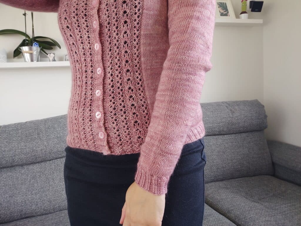 Nahéma - Gilet ajouré au tricot pour femme- Maloraé Designs