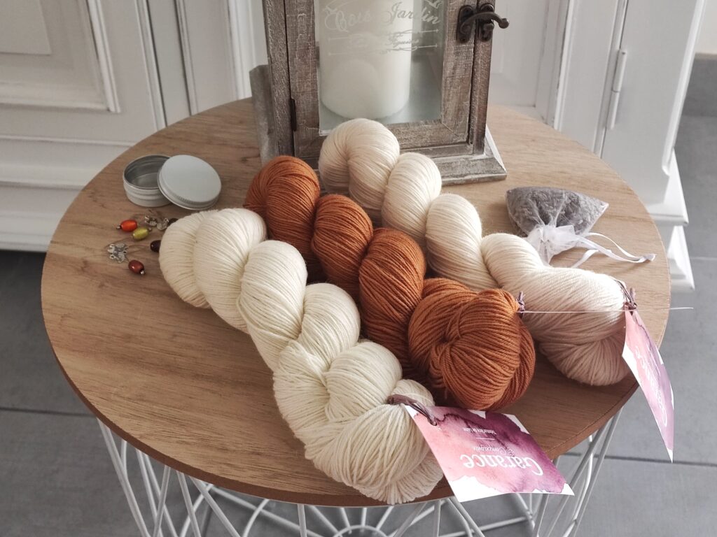Écheveaux Garance et Compagnie - Châle au tricot - Résumé de Novembre - Maloraé Designs