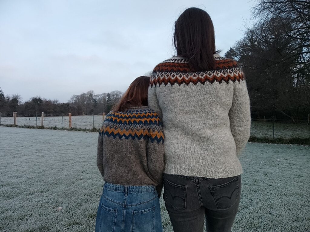 Uncinia +Little Uncinia - pull au tricot- Patron de tricot - Maloraé Designs