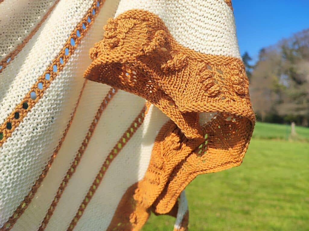 Ibéride - Châle au tricot - Patron du mois d'avril 2022 - Maloraé Designs