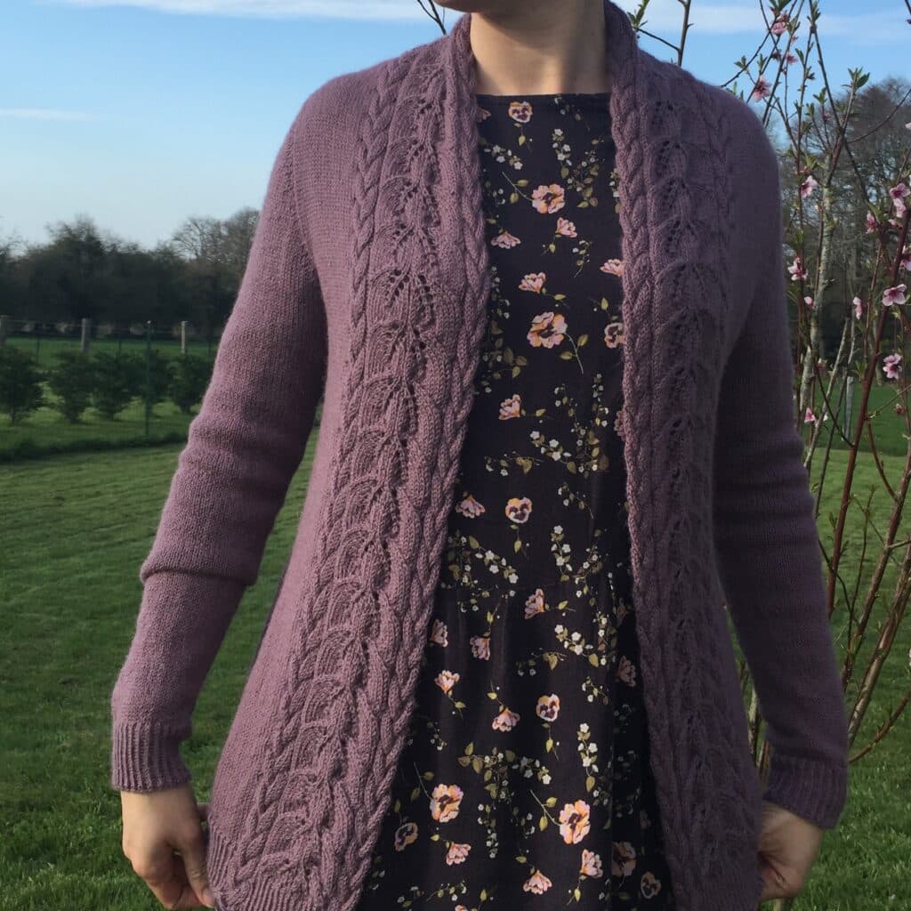 Gazania - Gilet printanier au tricot pour femme - Patron de tricot - Torsades et dentelle -Maloraé Designs