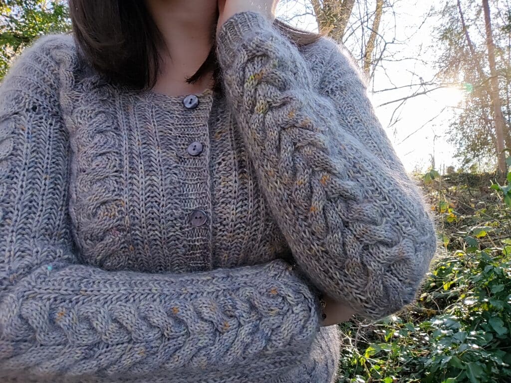 Linen cardigan - Gilet pour femme au tricot - Mars 2022 - Côtes anglaises et tosades - Maloraé Designs