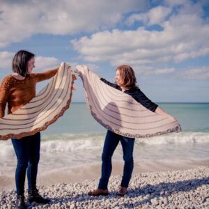 Ibéride - Châle bicolore tricoté en demi-lune - pPatron de tricot - Maloraé Designs