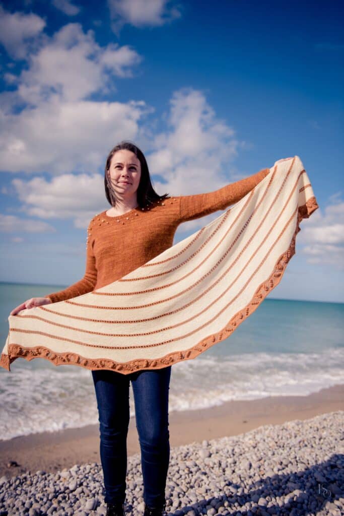 Ibéride - Châle bicolore tricoté en demi-lune - pPatron de tricot - Maloraé Designs