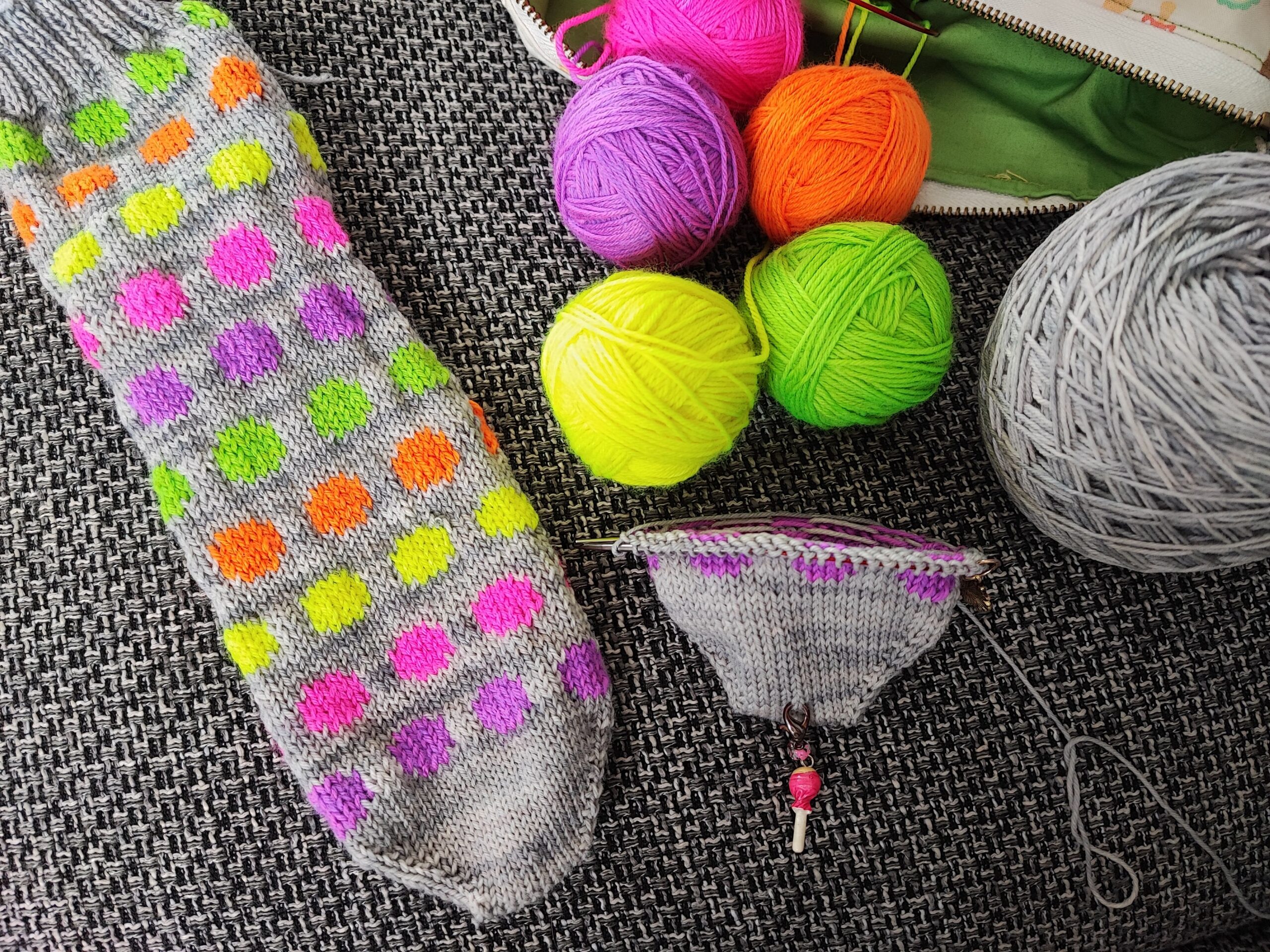 Chaussettes à pois au tricot - Chaussettes fluos - Podcast épisode 34 - Maloraé Designs
