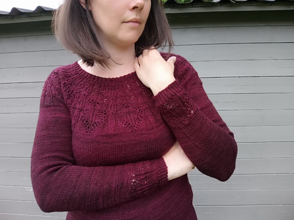 Apténia, un pull en yoke et tricoté en dentelle - Patron de tricot -Maloraé Designs