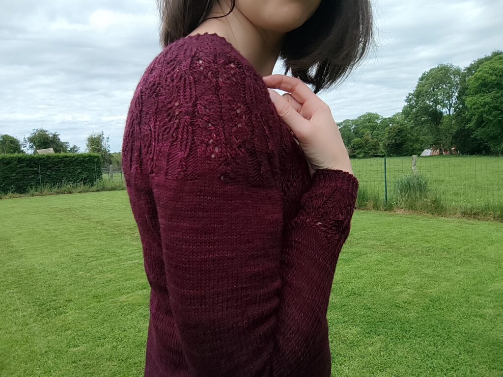Apténia, un pull en yoke et tricoté en dentelle - Patron de tricot -Maloraé Designs