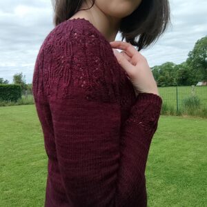 Apténia, un pull en yoke et tricoté en dentelle - Patron de tricot -Maloraé Designs