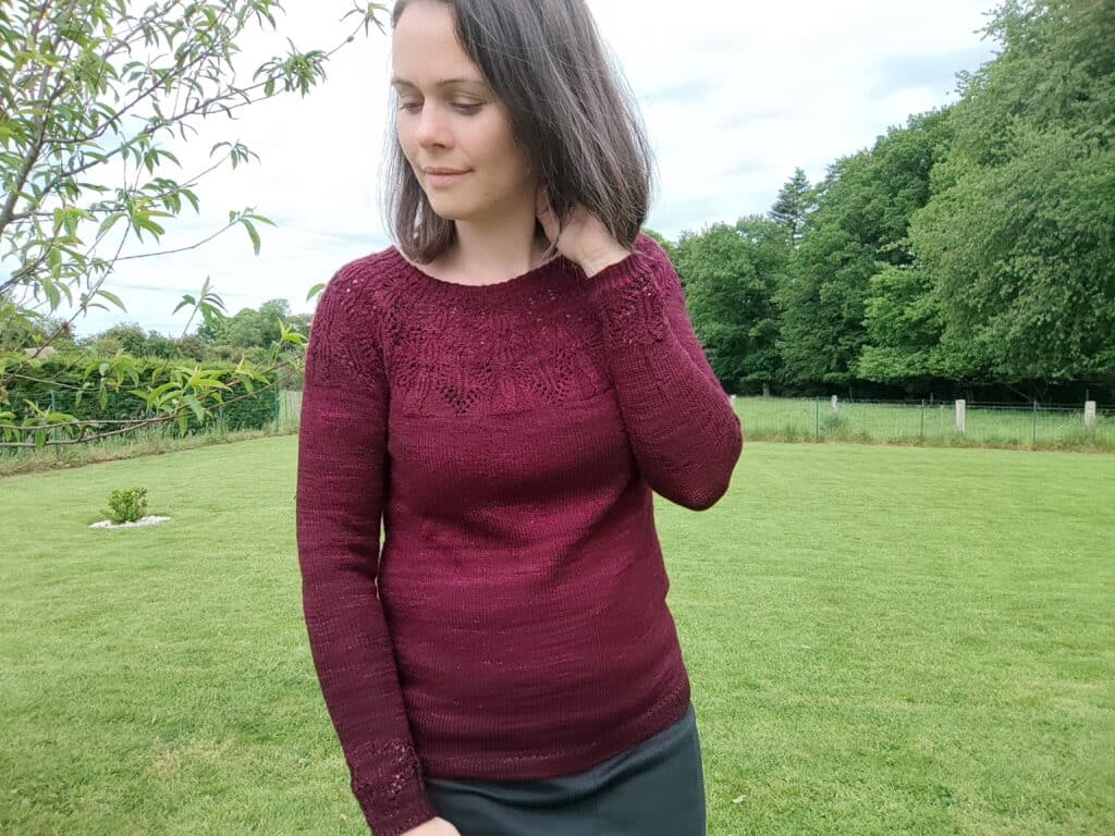 Apténia, un pull en yoke et tricoté en dentelle - Patron de tricot -Maloraé Designs