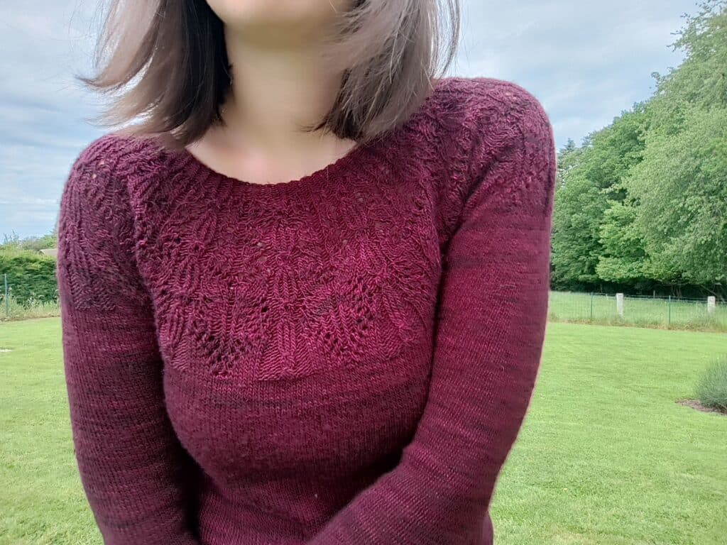 Apténia, un pull en yoke et tricoté en dentelle - Patron de tricot -Maloraé Designs