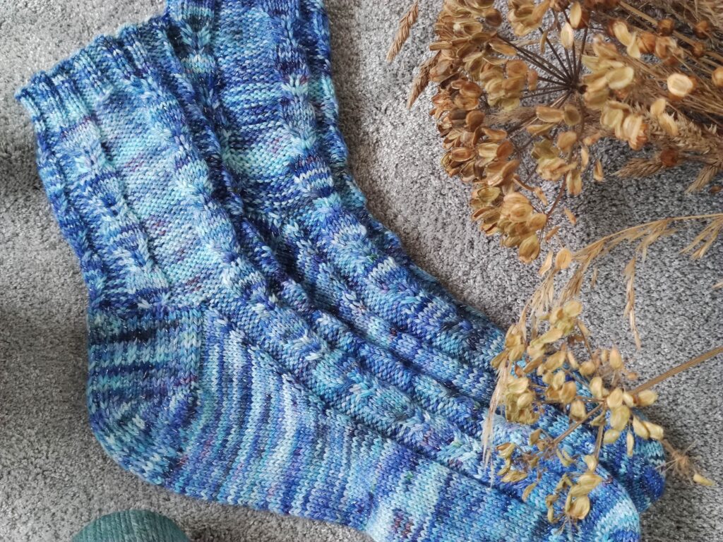 Chaussettes Isotoma - Patron de tricot chaussettes - Tricot torsades - Talon renforcé - Maloraé Designs