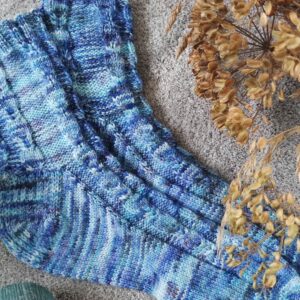 Chaussettes Isotoma - Patron de tricot chaussettes - Tricot torsades - Talon renforcé - Maloraé Designs