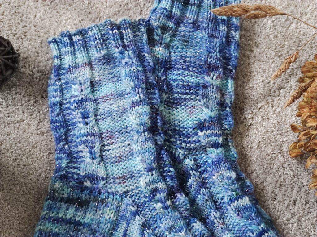 Chaussettes Isotoma - Patron de tricot chaussettes - Tricot torsades - Talon renforcé - Maloraé Designs