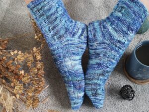 Chaussettes Isotoma - Patron de tricot chaussettes - Tricot torsades - Talon renforcé - Maloraé Designs