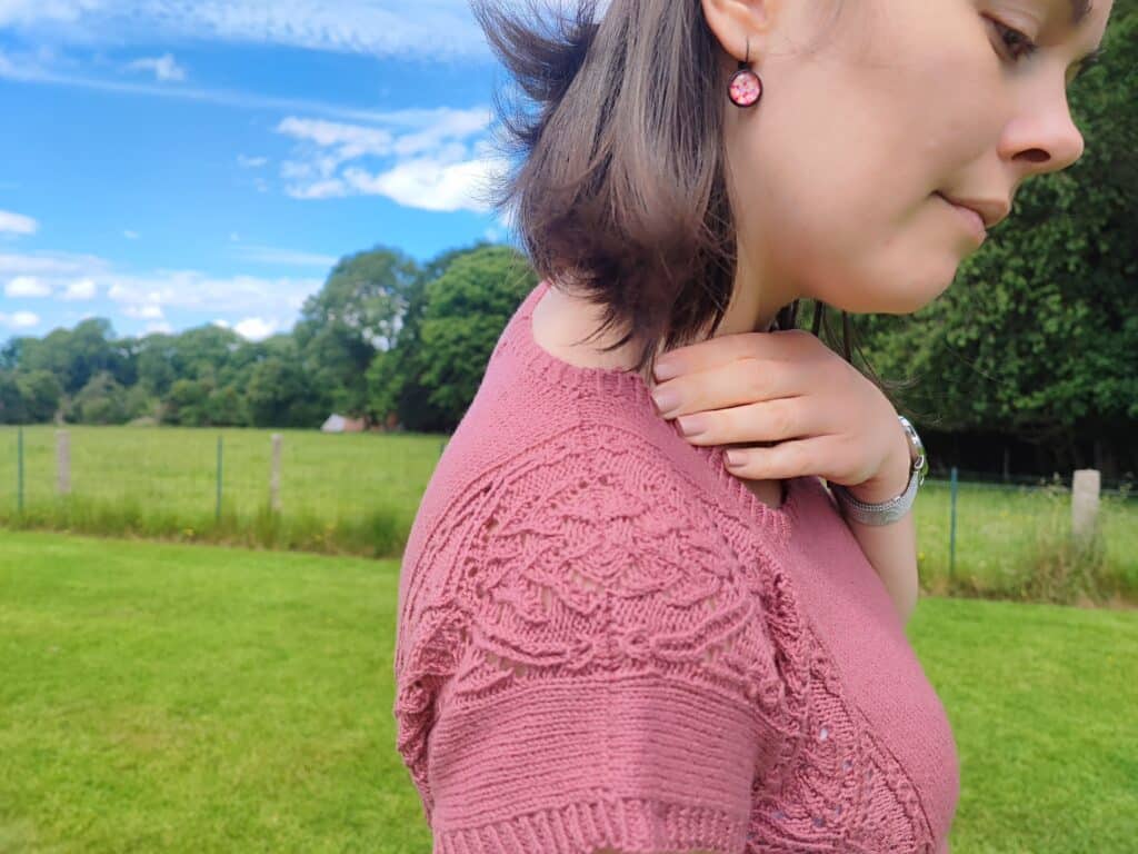 Zoom sur les épaules du T-shirt Fumaria - Patron de tricot piur femme -Maloraé Designs