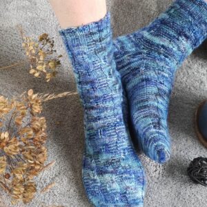 Chaussettes Isotoma - Patron de tricot chaussettes - Tricot torsades - Talon renforcé - Maloraé Designs