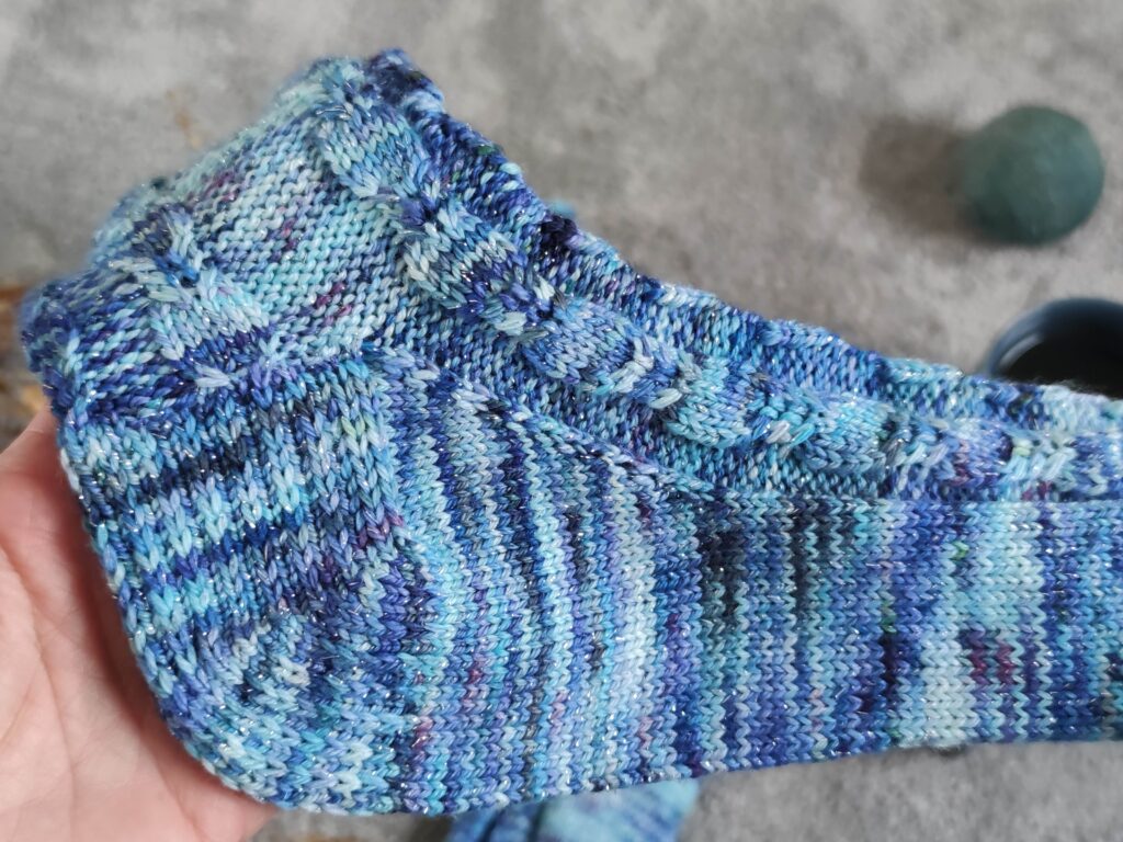 Chaussettes Isotoma - Patron de tricot chaussettes - Tricot torsades - Talon renforcé - Maloraé Designs