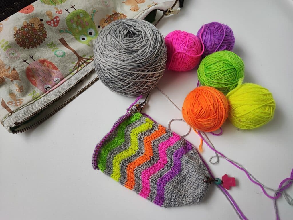 Chaussettes fluo pour l amini - Podcast épisode 36 - chaussettes au tricot - Maloraé Designs
