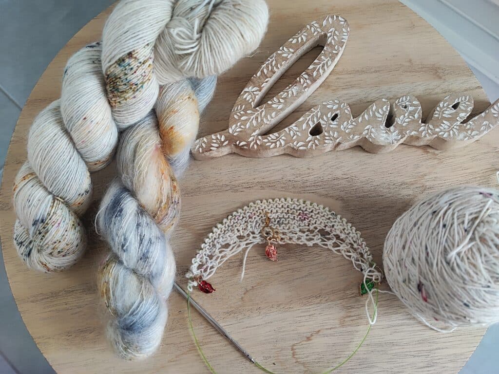 Résumé de juillet - Les coulisses - Châle bi-matières -Maloraé Designs