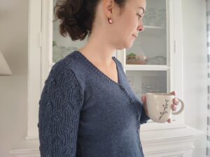 Céanothe - Gilet femme col V au tricot - Dentelle - Manches marteaux - Maloraé Designs
