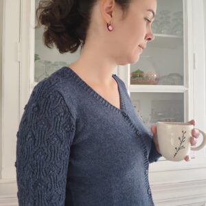 Céanothe - Gilet femme col V au tricot - Dentelle - Manches marteaux - Maloraé Designs