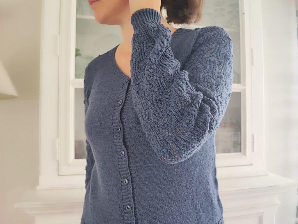 Céanothe - Gilet femme col V au tricot - Dentelle - Manches marteaux - Maloraé Designs